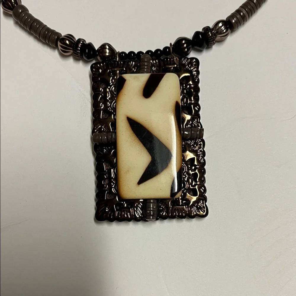 Elegant Brown and Cream Pendant Necklace - Picture 2 of 4